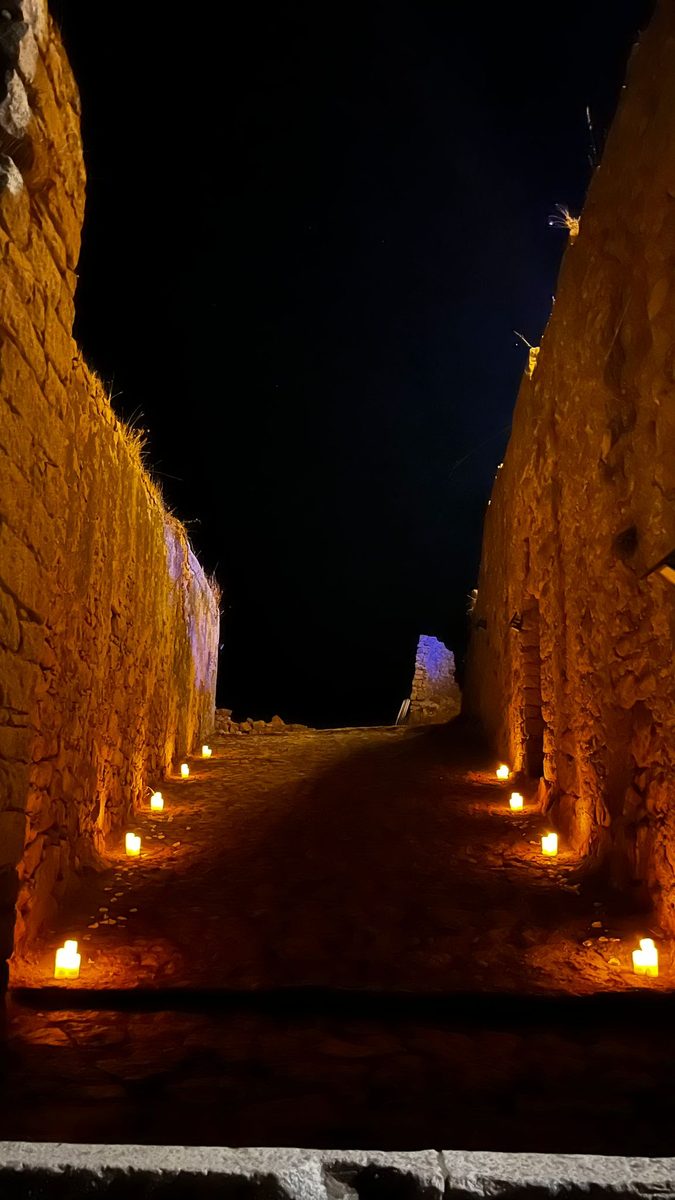 Entrée du château illuminée – Château Prince Pierre Napoléon Bonaparte